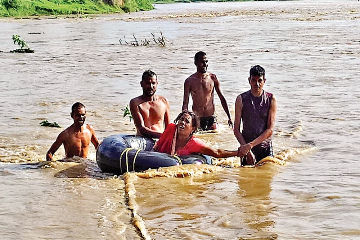 चतरा में चार घंटे तक महिला की अटकी रही सांस, तैराकों ने सुरक्षित निकाला