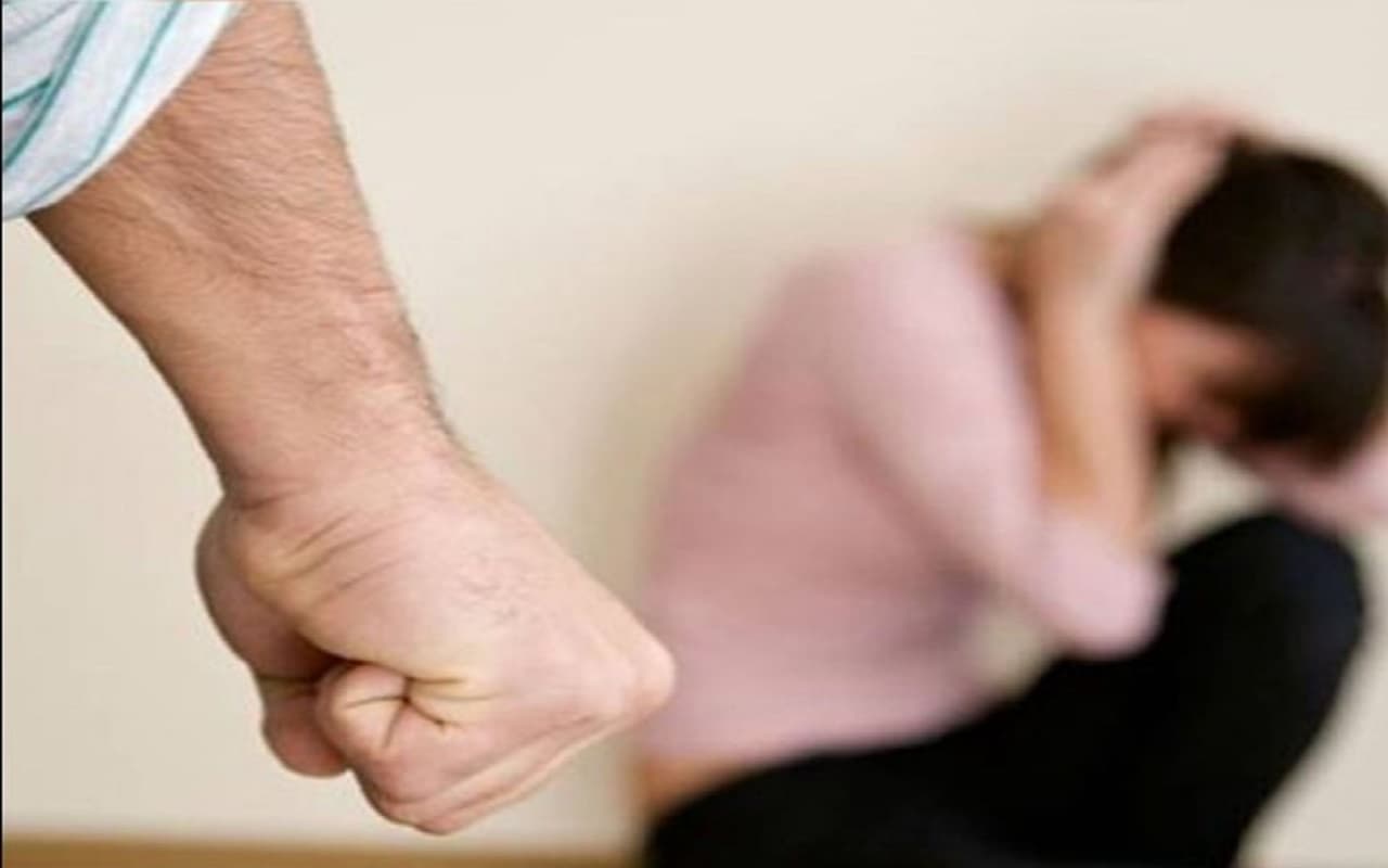 घरेलू हिंसा के बाद बेटियों को न दें ‘एडजस्ट करने’ की नसीहत