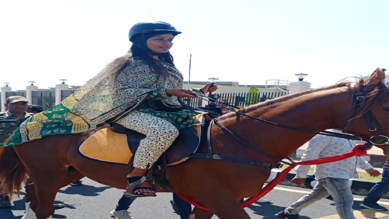 झारखंड विधानसभा बजट सत्र: सिर पर हेलमेट व घोड़े की सवारी, नये अंदाज में विधानसभा पहुंचीं अंबा प्रसाद