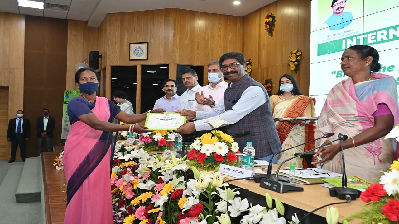 Women’s Day 2022: झारखंड की बेटियों को हेमंत सोरेन सरकार का तोहफा, सेतु शिक्षा पाठ्यक्रम का विमोचन Women’s Day 2022: झारखंड की बेटियों को हेमंत सोरेन सरकार का तोहफा, सेतु शिक्षा पाठ्यक्रम का विमोचन