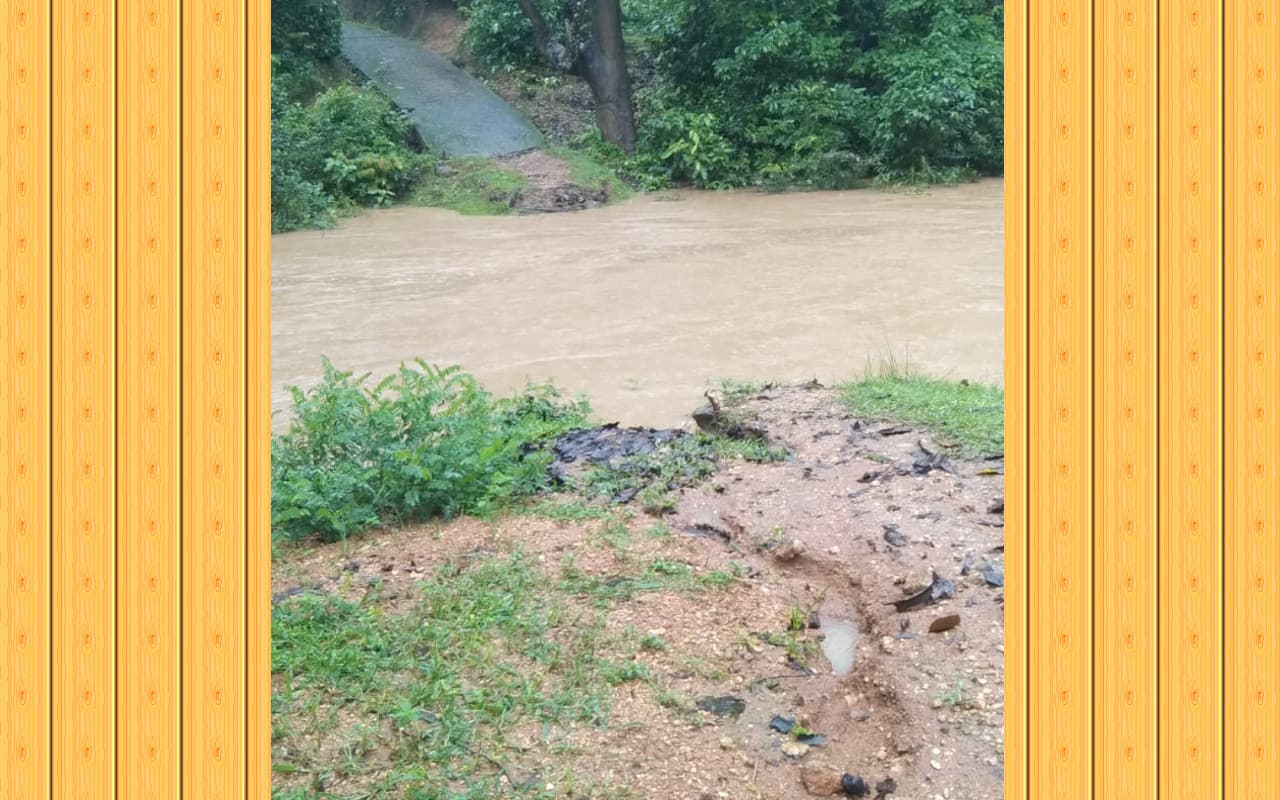 झारखंड : सिमडेगा में भारी बारिश से जनजीवन अस्त-व्यस्त, बेलकोना नदी में बना लकड़ी का पुल बहा