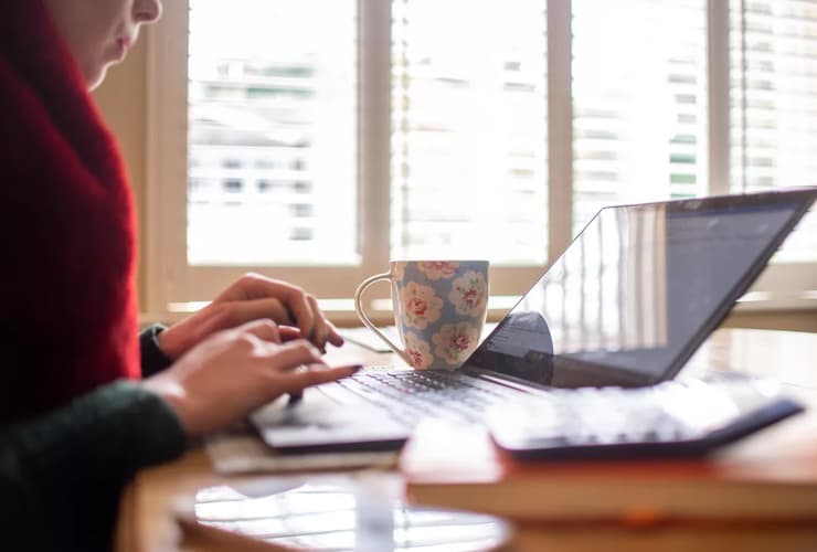 Private Job : ग्रेजुएशन पास महिलाओं के लिए घर बैठे इस कंपनी में नौकरी करने का सुनहरा मौका