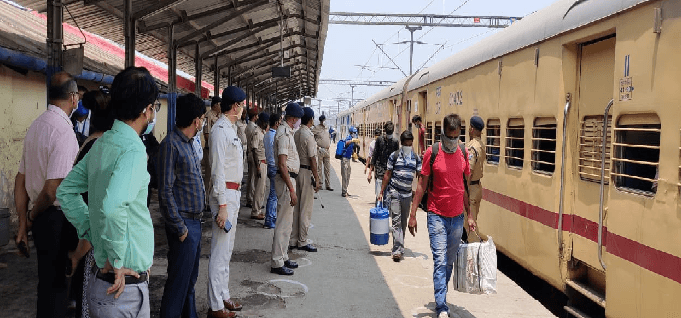 बिहार : दूसरे राज्यों से आये प्रवासियों में 44 मिले कोरोना पॉजिटिव, राज्य में बढ़ा संक्रमण का खतरा