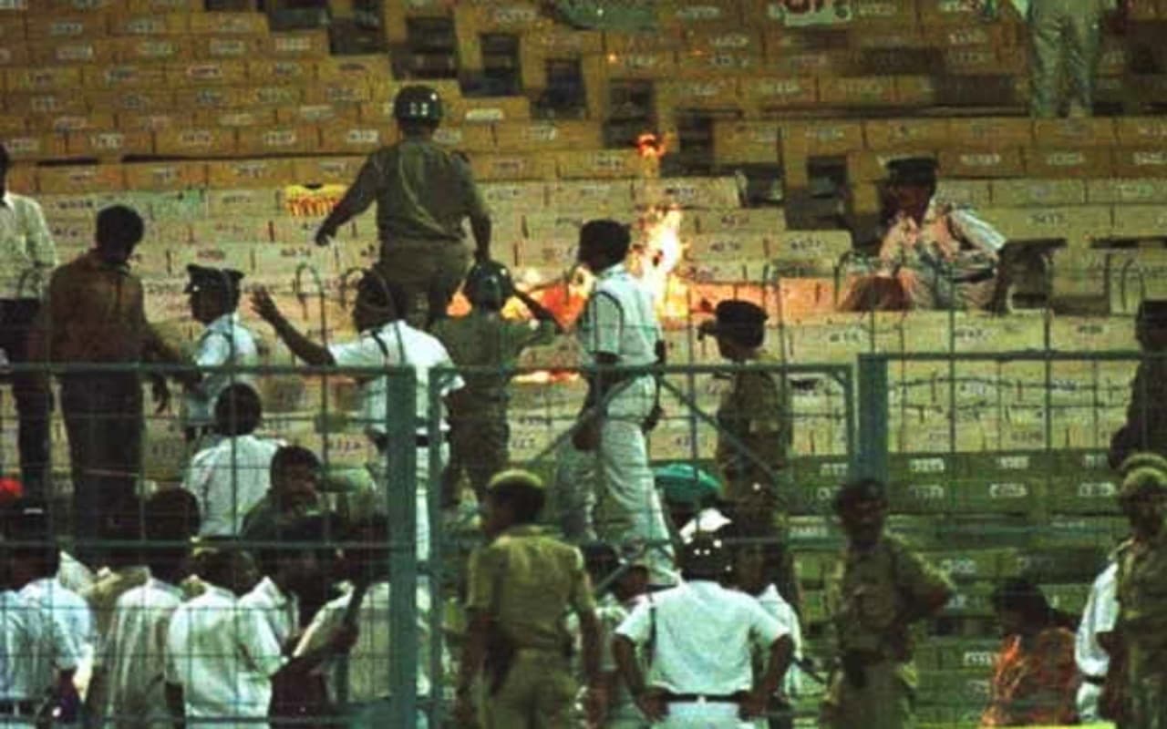 World Cup 1996: जब वर्ल्डकप में भारत की हार बर्दाश्त नहीं कर सके थे फैंस, स्टेडियम में लगा दी थी आग! World Cup 1996: जब वर्ल्डकप में भारत की हार बर्दाश्त नहीं कर सके थे फैंस, स्टेडियम में लगा दी थी आग!