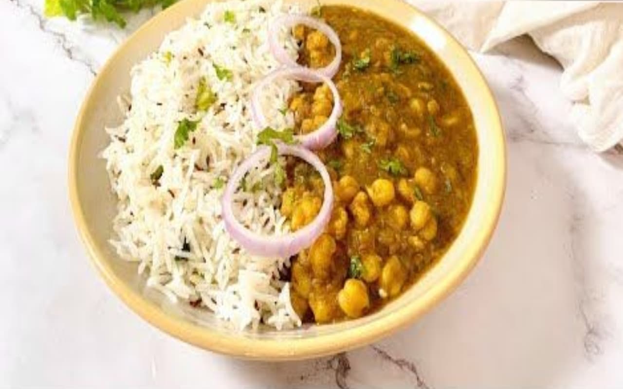 पारंपरिक व्यंजनों में जान डाल देते हैं तड़का और छौंक, यह मजा पैकेट में कैद खाने में कहां?