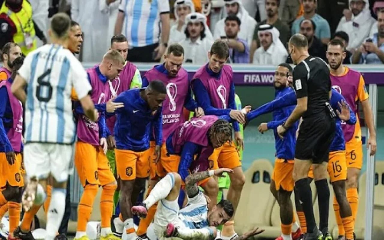 FIFA WC 2022: फुटबॉल के महाकुंभ में जंग! नीदरलैंड-अर्जेंटीना के खिलाड़ी आपस में भिड़े, जानें पूरा मामला FIFA WC 2022: फुटबॉल के महाकुंभ में जंग! नीदरलैंड-अर्जेंटीना के खिलाड़ी आपस में भिड़े, जानें पूरा मामला