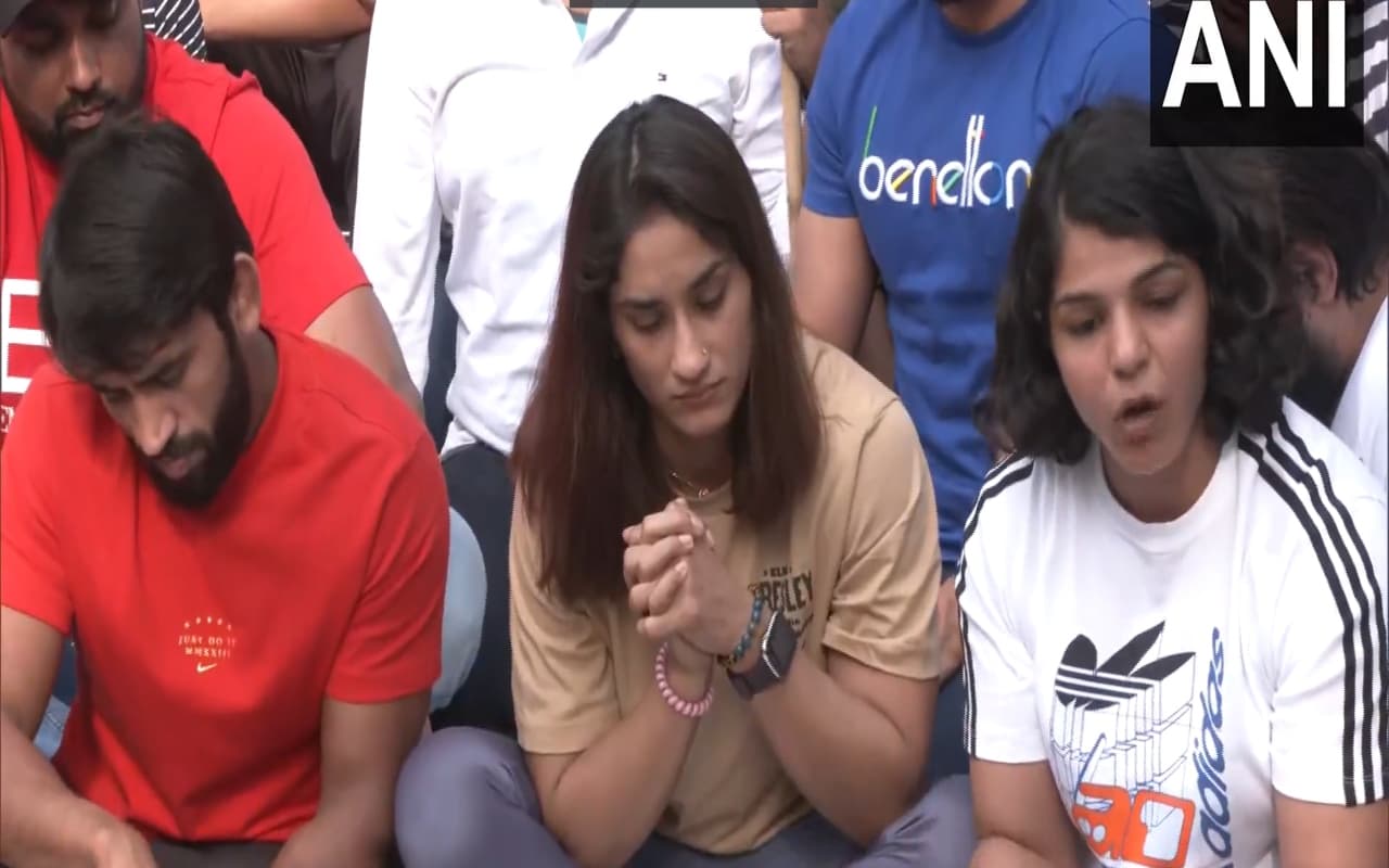 Wrestler Protest: बृजभूषण शरण सिंह के खिलाफ फिर धरने पर बैठे भारतीय स्टार पहलवान, खेल मंत्रलाय से जताई नाराजगी