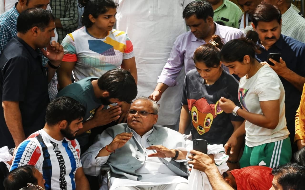 Wrestler Protest: पहलवानों के समर्थन में उतरे सत्यपाल मलिक, कहा- यह शर्मनाक है कि इंसाफ के लिए सड़क पर..