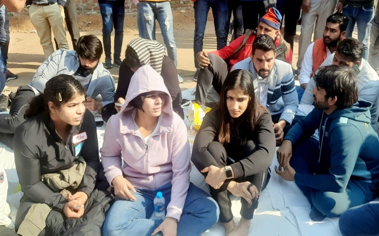 Wrestlers Protest: विनेश फोगाट सहित कई भारतीय महिला पहलवानों ने WFI अध्यक्ष पर लगाया शारीरिक शोषण का आरोप