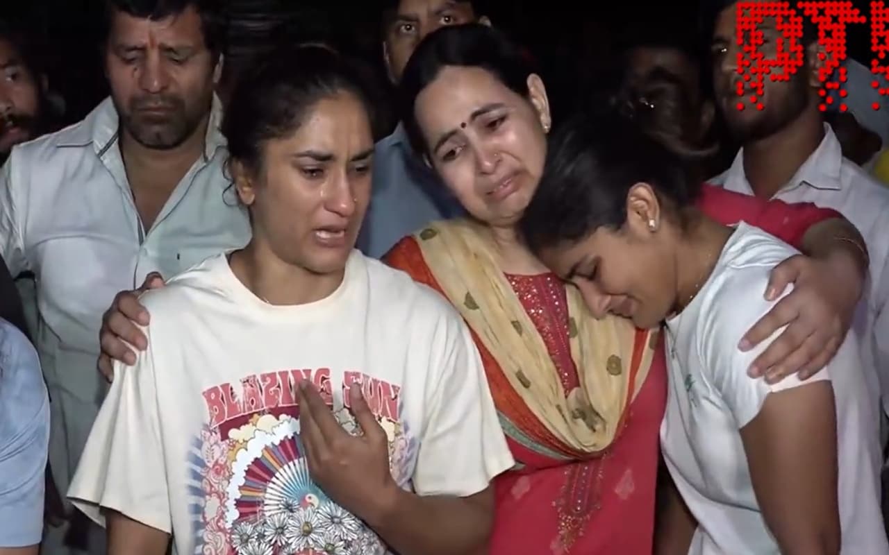 Wrestlers Protest: जंतर-मंतर पर पुलिस से झड़प के बाद विनेश फोगाट ने कहा- 'हम सभी मेडल वापस करेंगे'