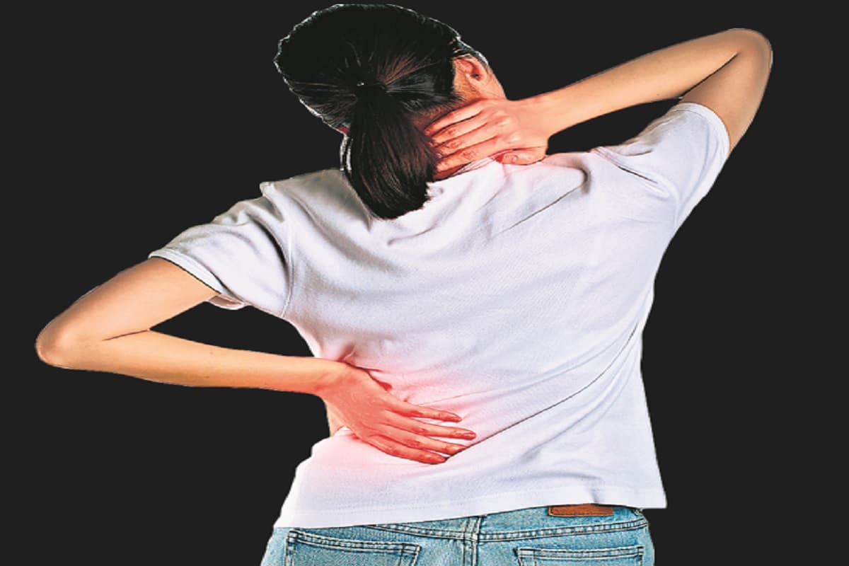 देर तक बैठकर काम करने वाले ध्यान दें, गलत पोस्चर से हो सकती हैं रीढ़ की हड्डी से संबंधित समस्याएं