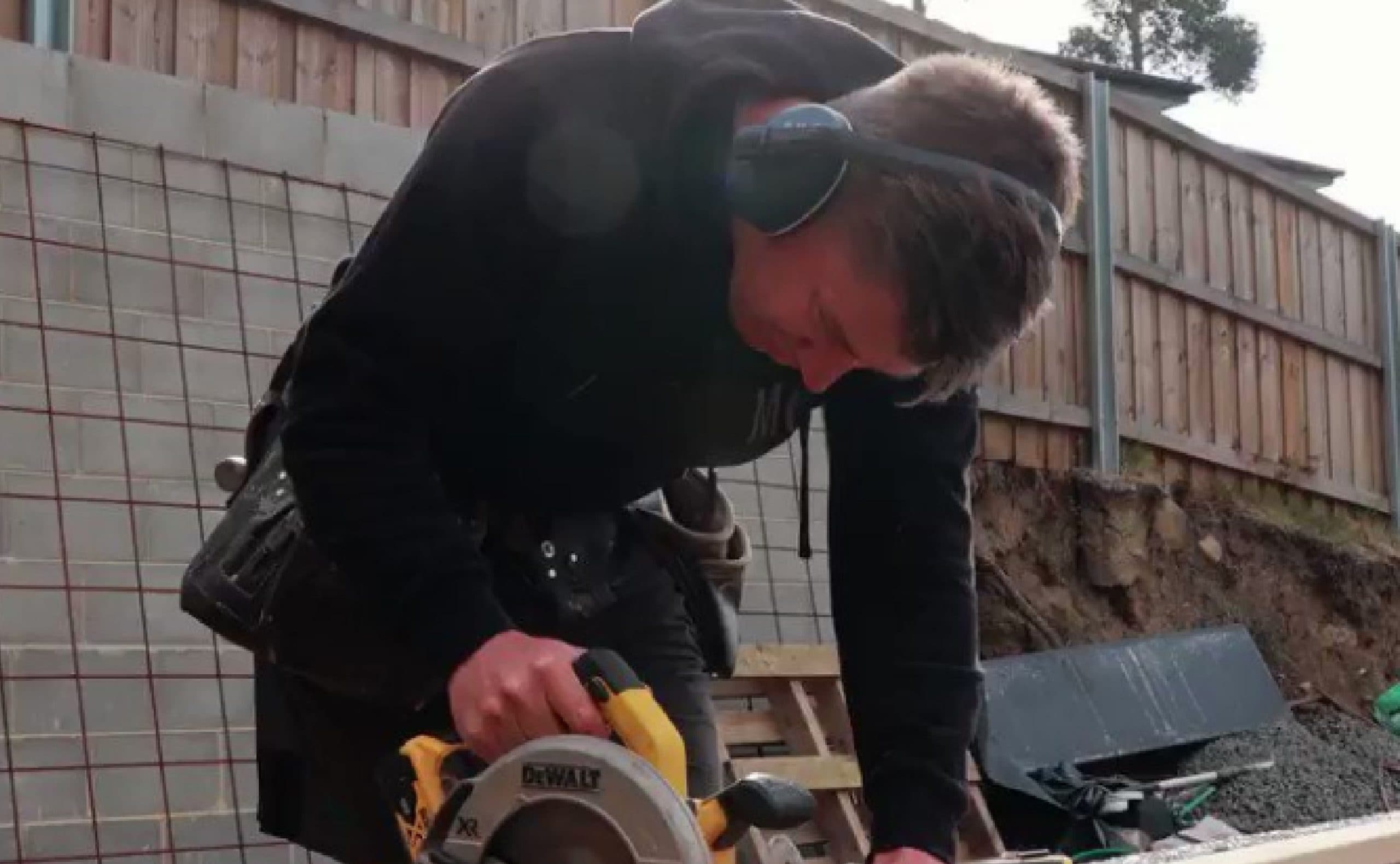 कारपेंटर का काम करने के लिए मजबूर है यह क्रिकेटर, दिला चुका है टीम को वर्ल्ड कप