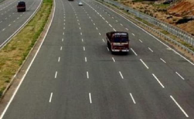 हिमाचल प्रदेश से बिहार जा रही बस आगरा-लखनऊ एक्सप्रेस-वे पर पलटी, 10 प्रवासी घायल