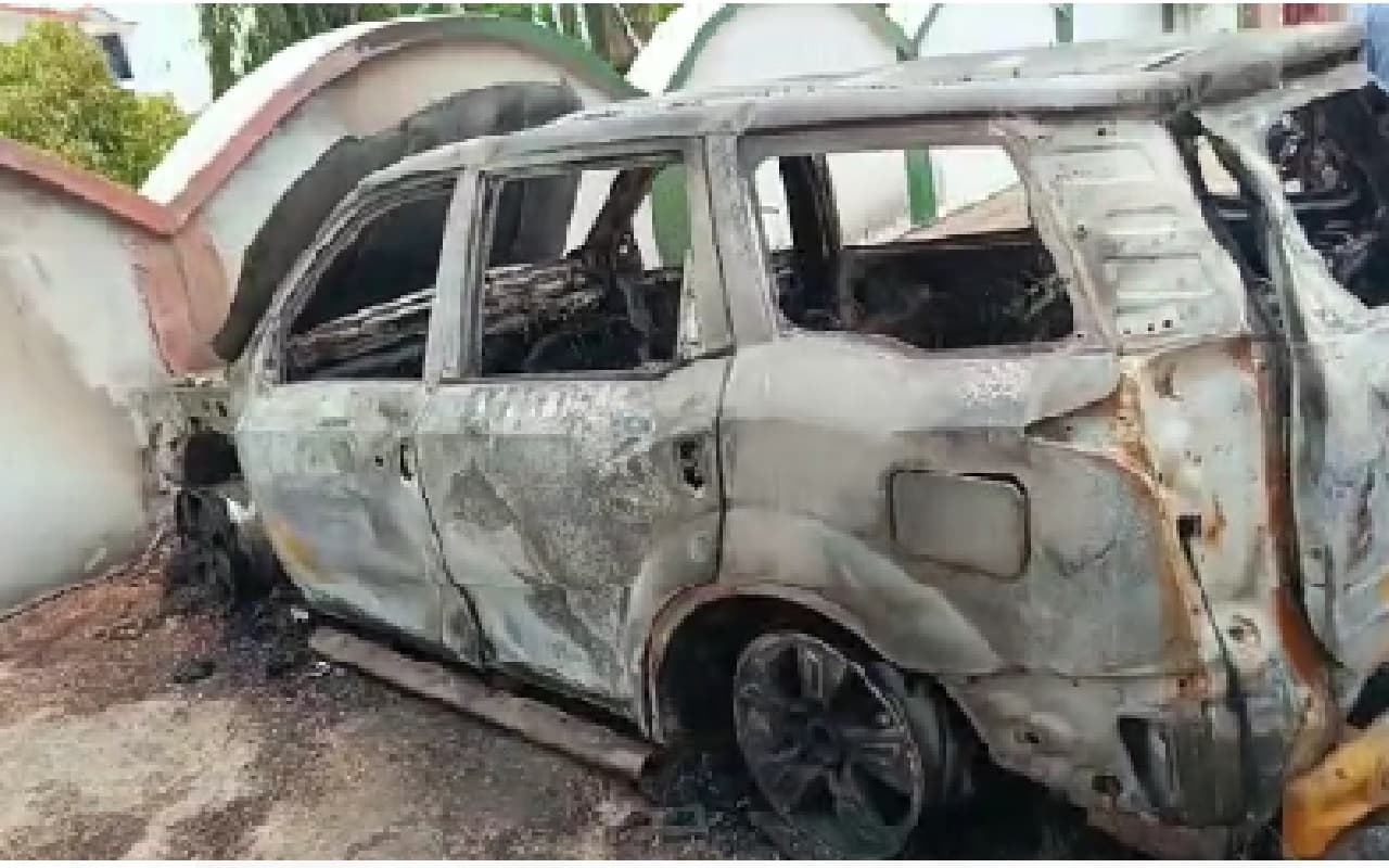 झारखंड: एक्सयूवी कार में लगी आग, जलकर राख, एफआईआर दर्ज