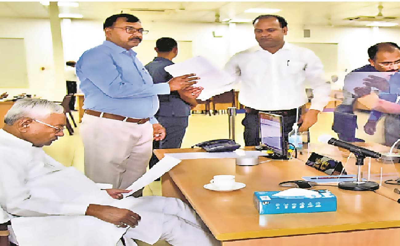 जनता दरबार में नीतीश के निशाने पर रहे अधिकारी, कार्रवाई नहीं होने पर लगायी फटकार