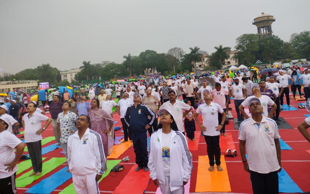 IDY 2023: बारिश के बीच रांची के मेकॉन स्टेडियम में 4 हजार लोगों ने ऐसे किया योग, देखें PICS
