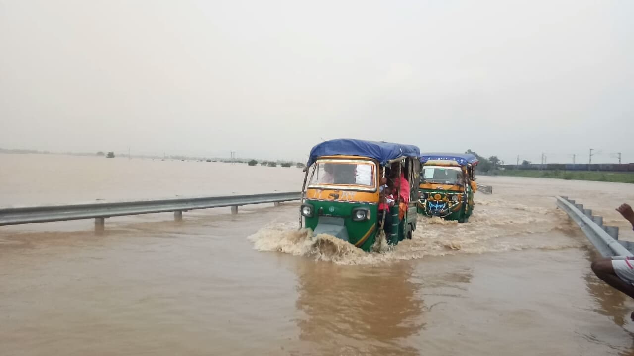 Bihar Flood 2022: नेपाल की बारिश से बिहार में तबाही, मोतिहारी और शिवहर का सड़क संपर्क टूटा
