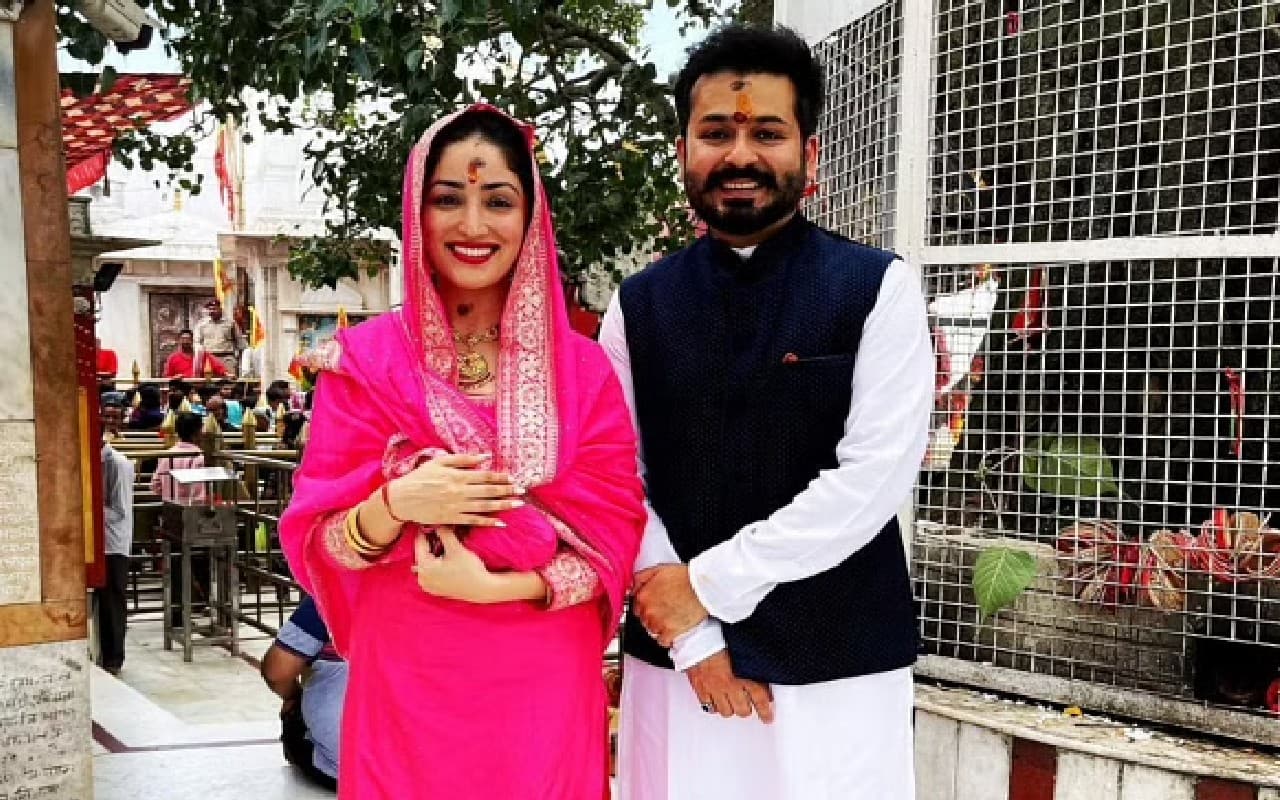 पति संग नैना देवी के दरबार पहुंची यामी गौतम, लिया आशीर्वाद, एथनिक लुक में छा गई एक्ट्रेस, PHOTOS