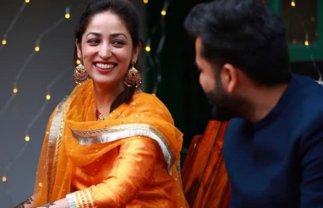 यामी गौतम की खूबसूरती को निहारते रह गये आदित्य धर, मेहंदी से लेकर लेकर शादी तक की ये अनदेखी PHOTOS