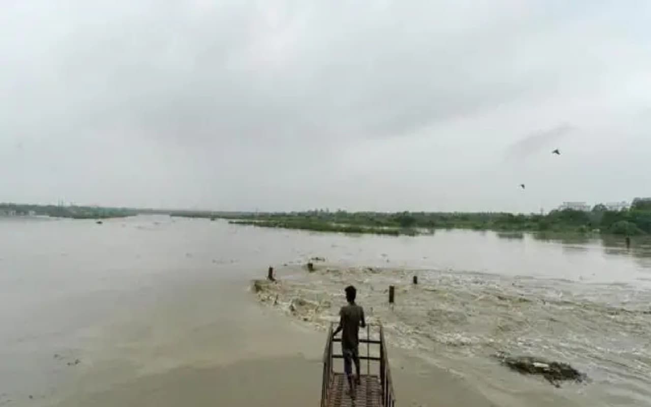 Yamuna River: दिल्ली में यमुना का जलस्तर और बढ़ा, डूबे क्षेत्र से लोगों की निकासी के प्रयास