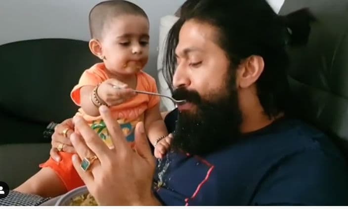 KGF स्टार यश की बेटी ने जिद से मनवा ली ये बात... देखें VIDEO