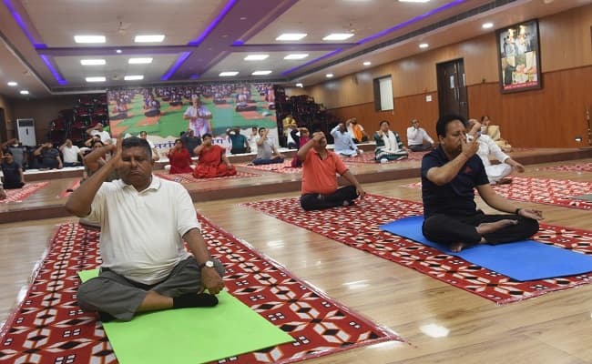 Yoga Day 2021: पटना भाजपा कार्यालय में रविशंकर प्रसाद व डिप्टी सीएम समेत कई दिग्गजों ने किया योग, वर्चुअल माध्यम से जुड़े 1000 लोग