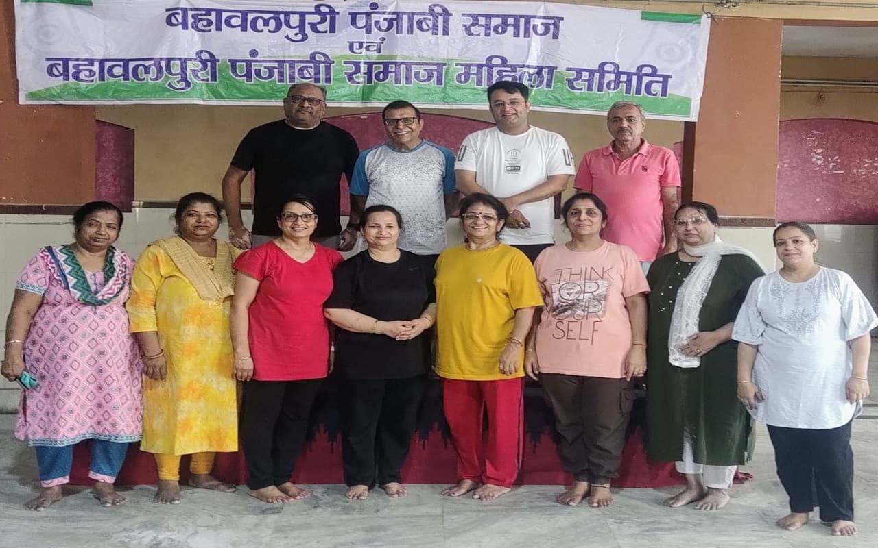 बहावलपुरी पंजाबी समाज: 7 दिवसीय योग कार्यशाला शुरू, महिला योग साधक करा रहीं योगाभ्यास