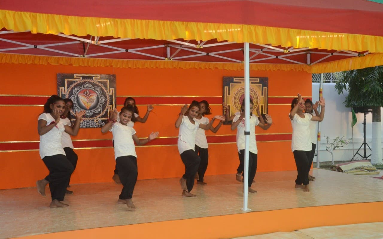 Jharkhand: योग केवल एक आसन नहीं, विद्या व विज्ञान है : स्वामी निरंजनानंद