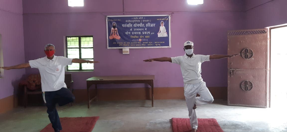 झारखंड के कुजू कोयलांचल में योग की अलख जगा रहे हैं महेश धोबी व ददन प्रसाद