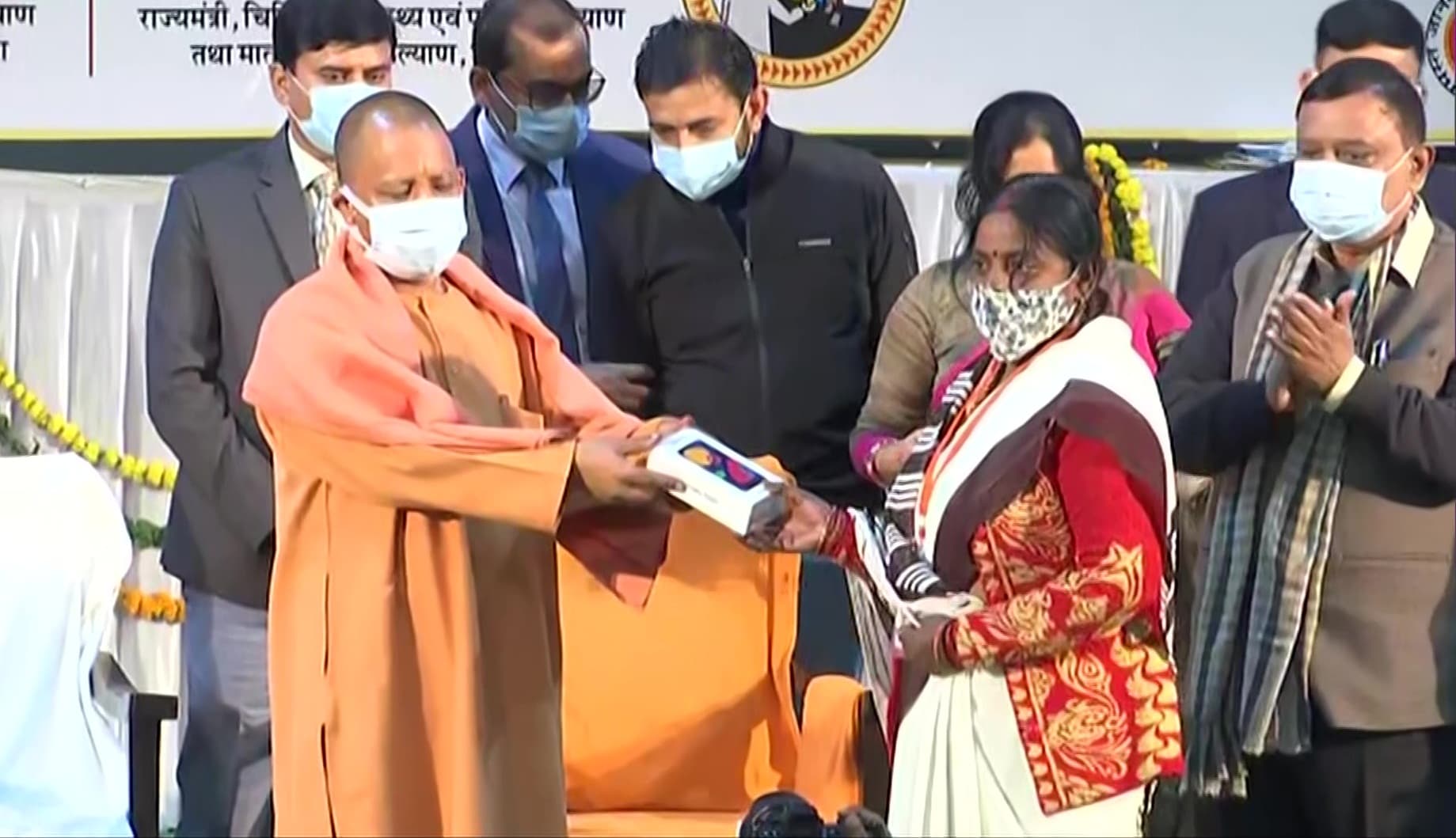 Lucknow News: यूपी में आशा बहनों को स्मार्टफोन की सौगात, सीएम योगी ने अभियान का किया शुभारंभ