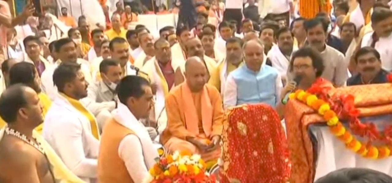 Varanasi News: सीएम योगी ने की मूर्ति की पुनर्स्थापना, मां अन्नपूर्णा को चढ़ाया चांदी का छत्र