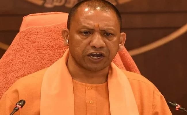UP Corona Update: योगी सरकार ने जिलों में फिर से नाइट कर्फ्यू व धारा 144 के दिए निर्देश, सर्विलांस टीम करेगी प्रत्येक मकान की सघन निगरानी