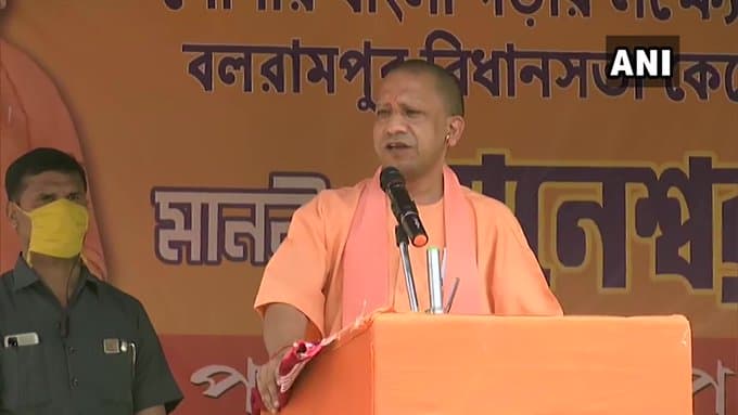 योगी आदित्यनाथ ने पुरुलिया में राहुल गांधी पर बोला हमला-मंदिर में ऐसे बैठते हैं जैसे नमाज पढ़ रहे हों...