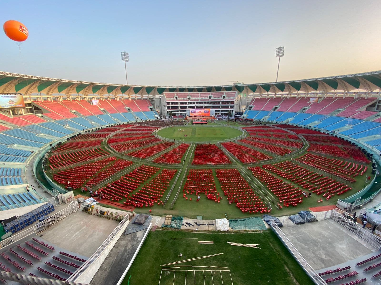 Yogi Sarkar 2: तस्वीरों में देखें योगी आदित्यनाथ के शपथ ग्रहण की तैयारी, समारोह की सजावट नहीं भूलेंगे आप