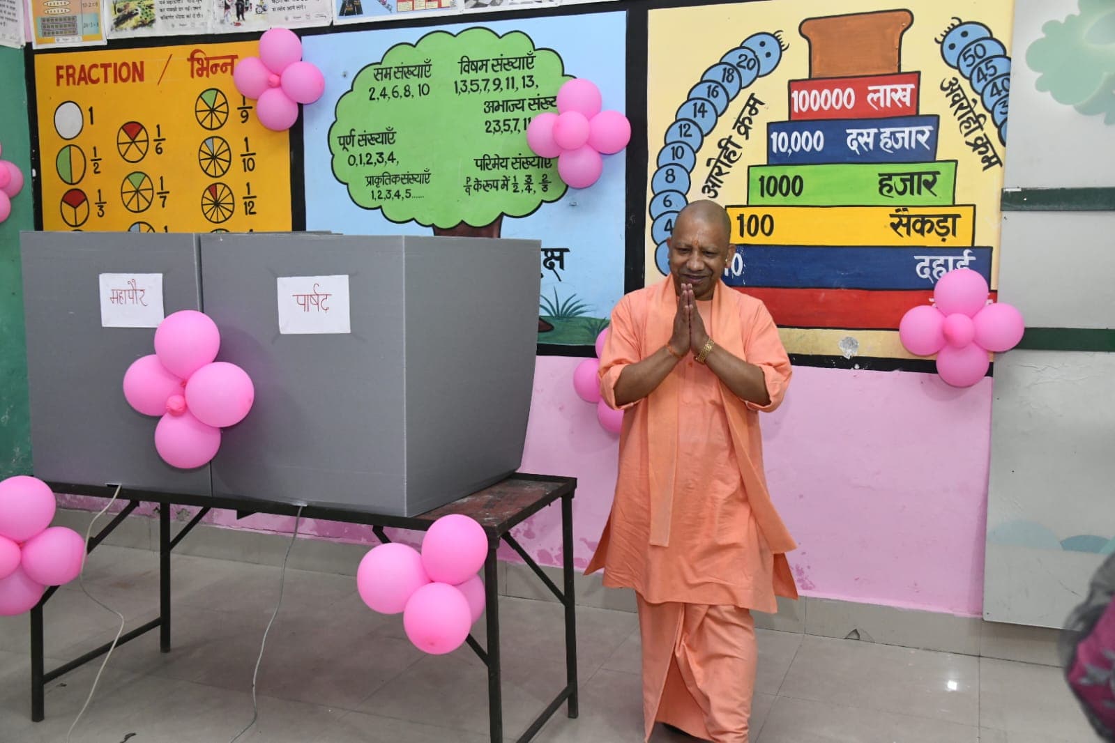 UP Nikay Chunav 2023: सीएम योगी ने गोरखपुर में डाला वोट, तस्वीरों में देखें- एक झलक