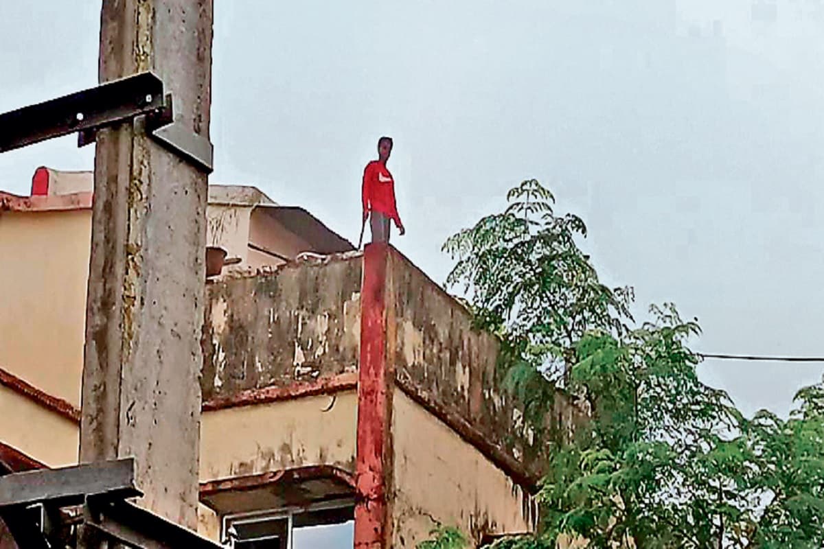 Ranchi News: 6 घंटे हाई वोल्टेज ड्रामा के बाद युवक ने चौथे माले से लगायी छलांग, रिम्स में स्थिति गंभीर