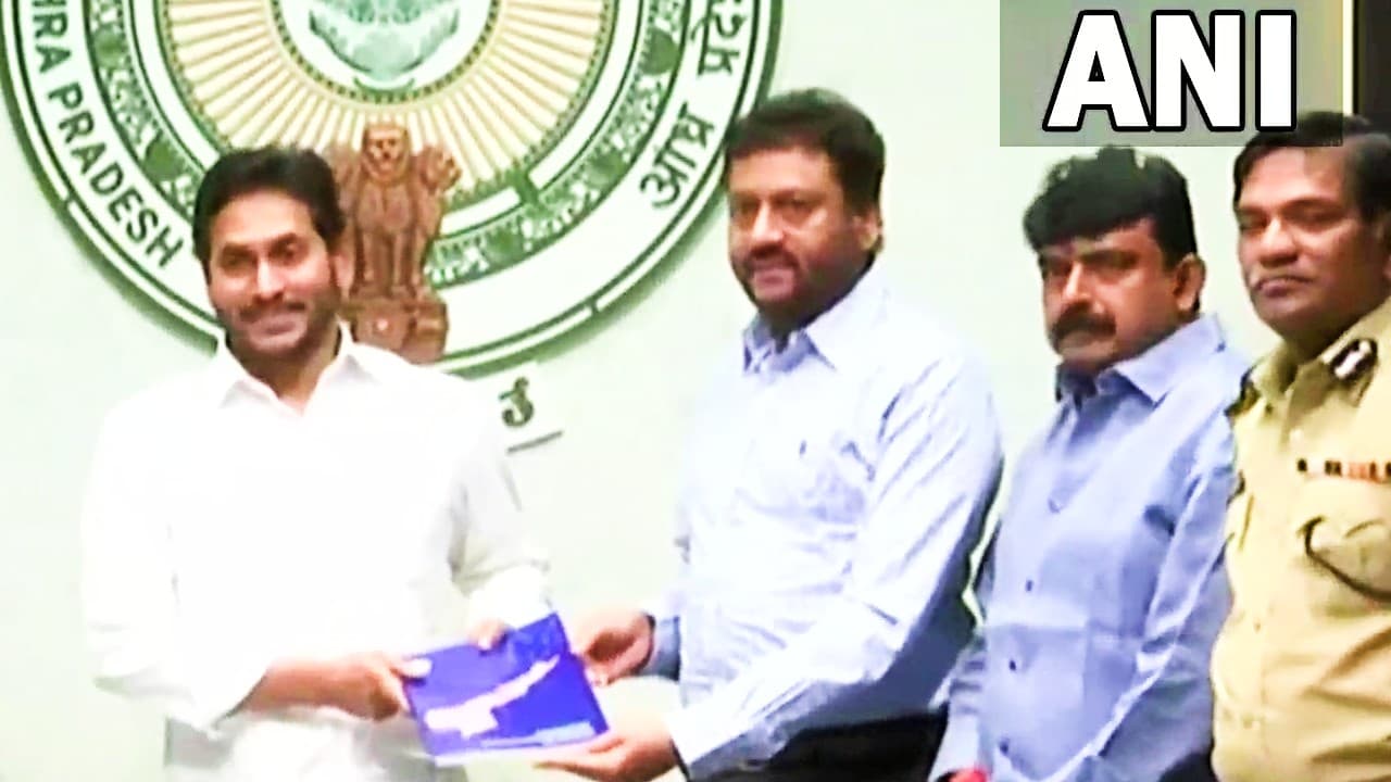 आंध्र प्रदेश को मिले 13 नये जिले, राज्य के नये नक्शा का मुख्यमंत्री वाईएस जगन मोहन रेड्डी ने किया अनावरण