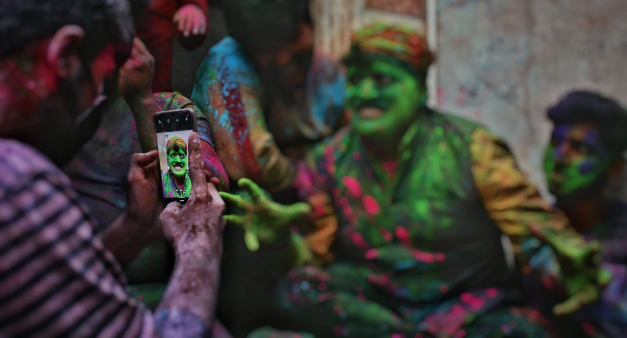 Happy Holi: आज होली के हुड़दंग में कहीं भींग न जाए आपका स्मार्टफोन, पानी से बचाने के लिए अपनाएं ये उपाय