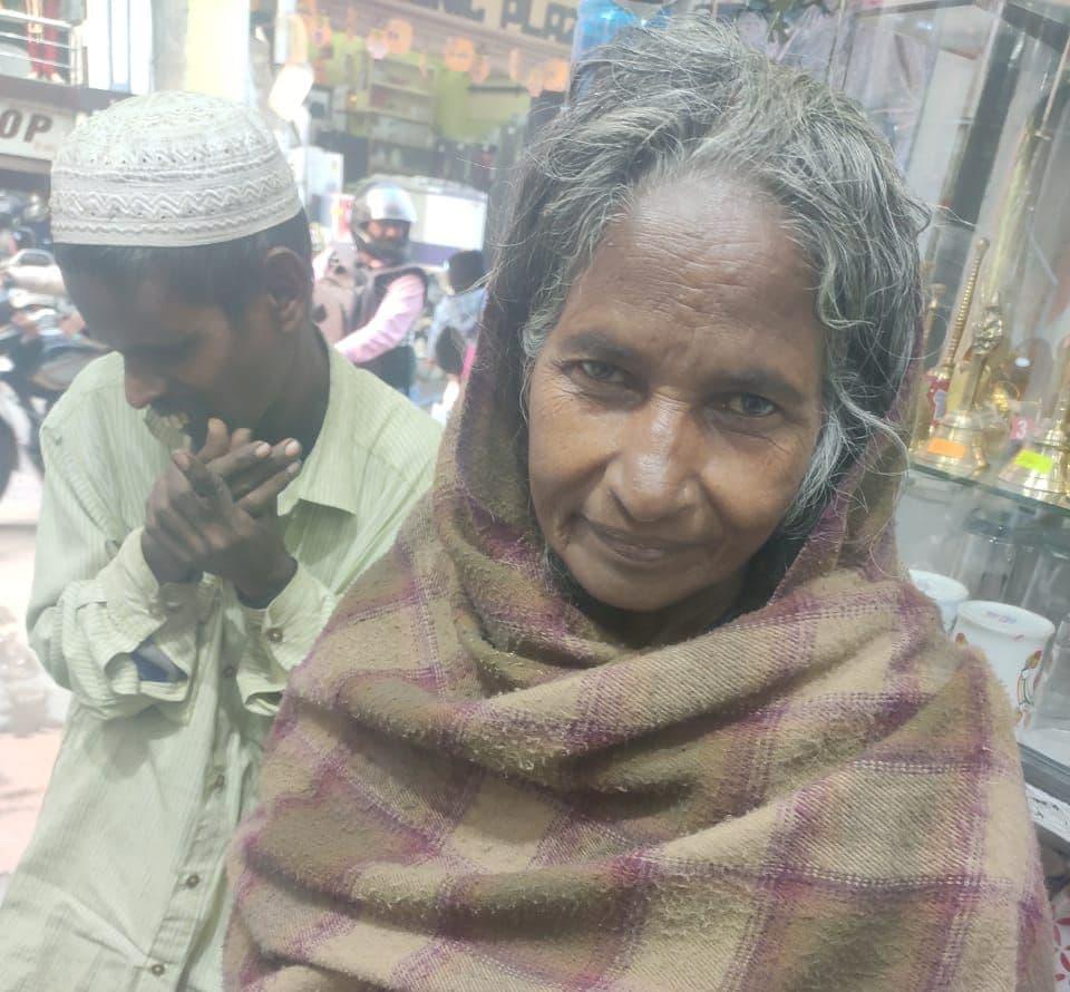 शर्मनाक ! भीख मांगकर गुजारा करने वाली महिला से मेदिनीराय मेडिकल कॉलेज अस्पताल में वसूले खून के एक बोतल के दाम