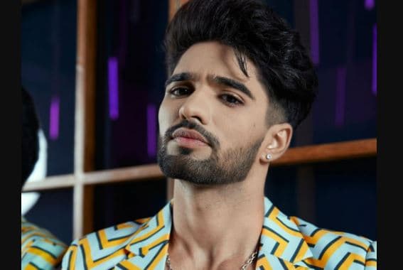 Zeeshan Khan ने रेहाना संग अपने रिलेशनशिप को किया ऑफिशियल, KISS करते हुए शेयर की फोटो