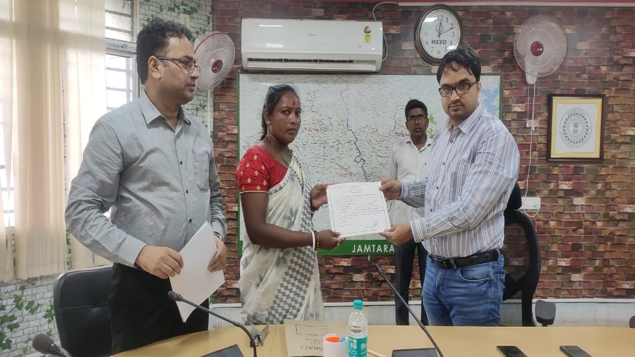 Jharkhand News: राधारानी सोरेन जिला परिषद अध्यक्ष व फूलकुमारी देवी उपाध्यक्ष निर्वाचित, DC ने दिलायी शपथ