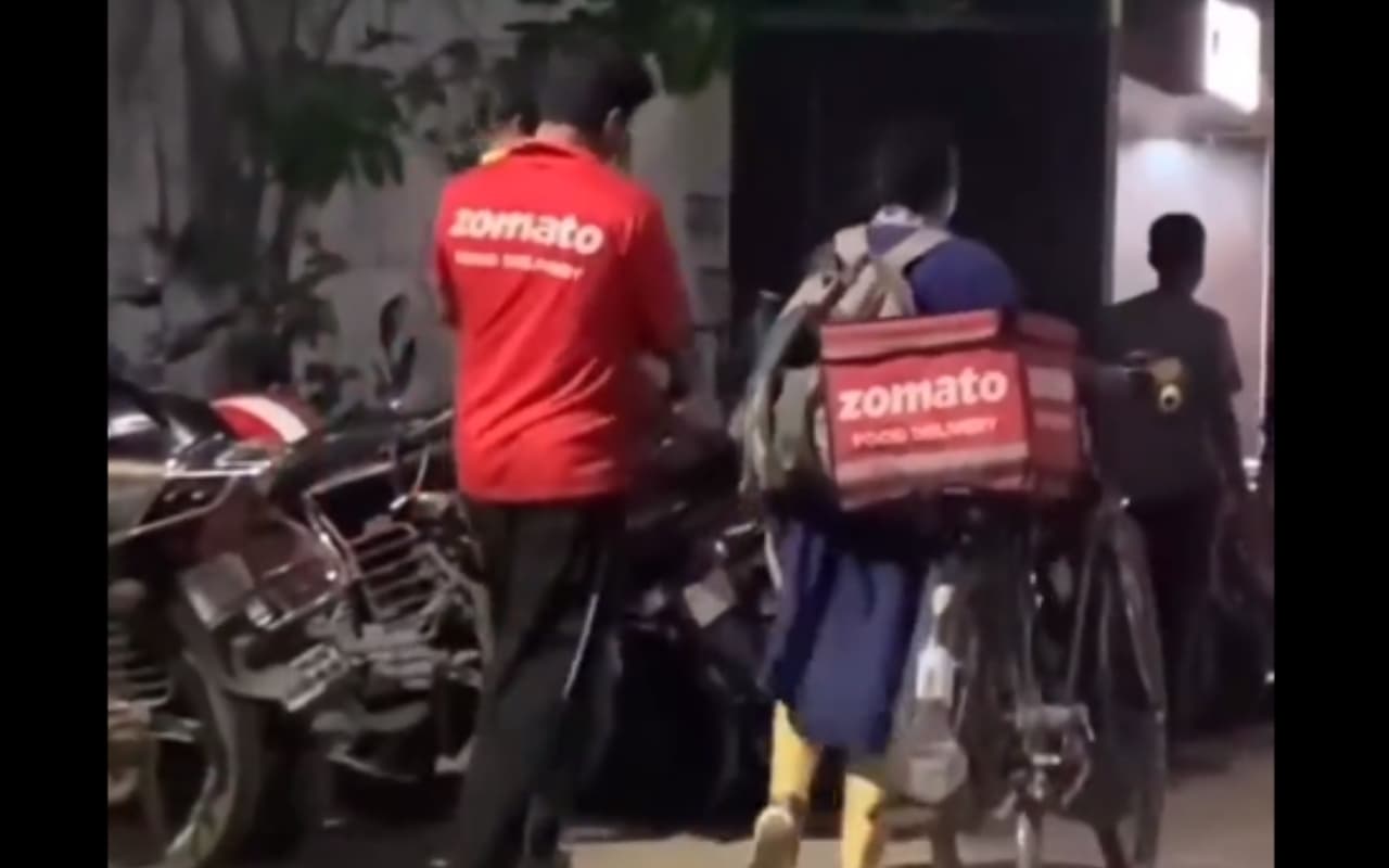 Zomato डिलीवरी ब्वॉय की पत्नी साइकिल लेकर उसके संग कुछ यूं चलती आई नजर कि लोग कर रहे तारीफ, देखें viral video