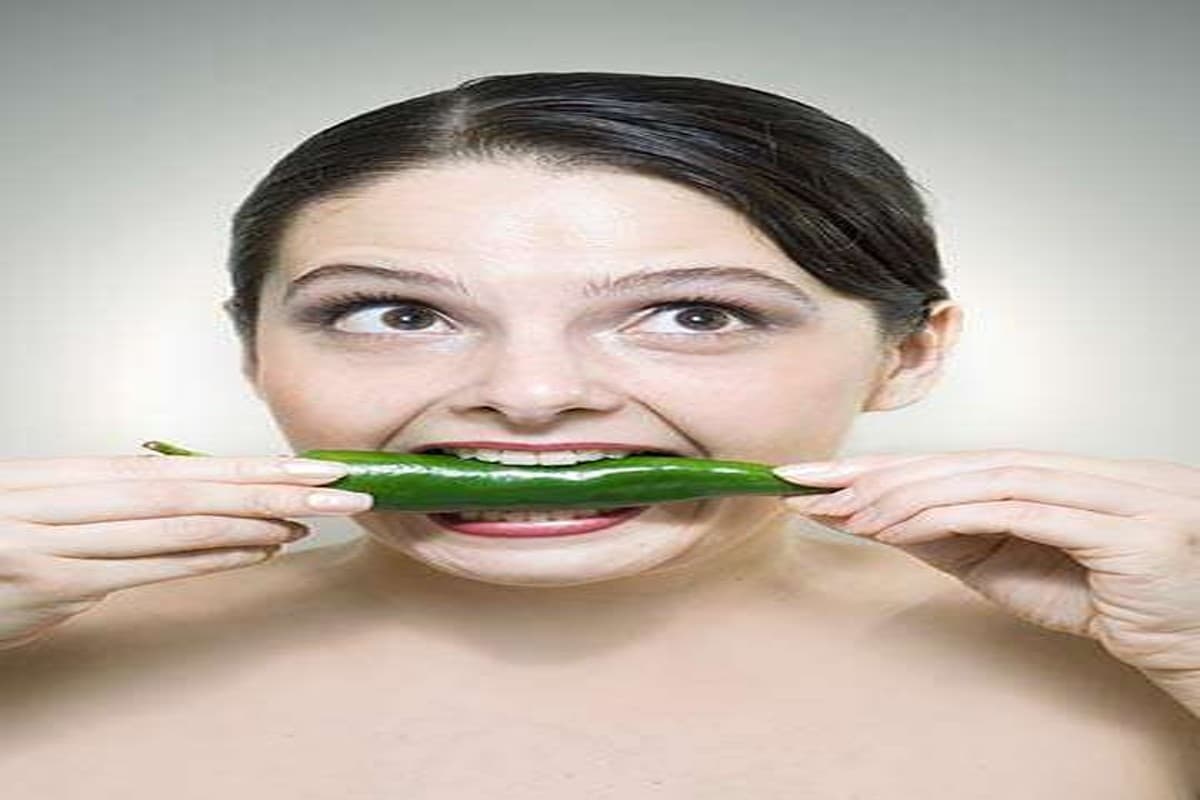 Benefits Of Green Chillies For Health: तीखी है पर सेहत के लिए खजाना है हरी मिर्च