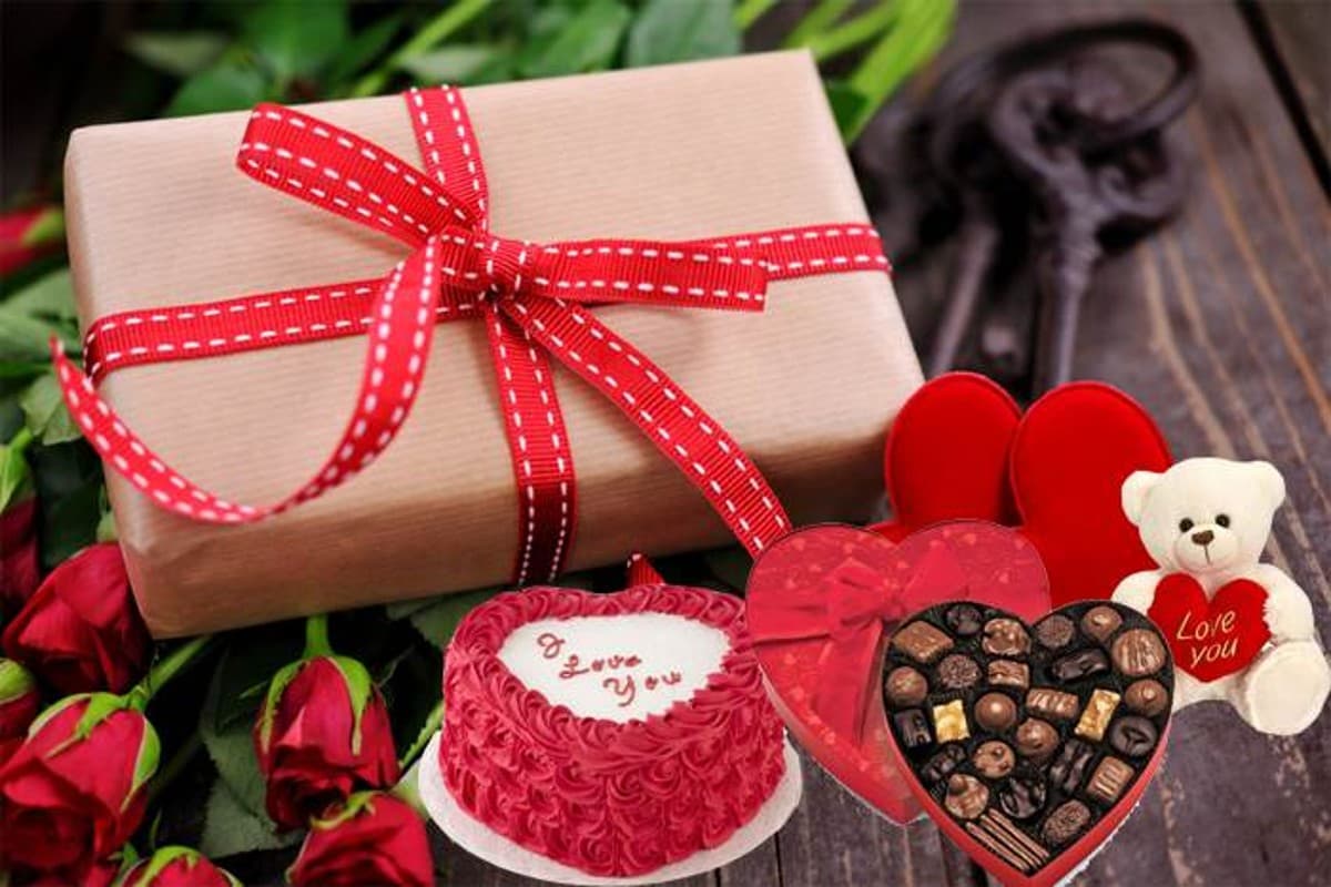 Valentine's Day Gift For Boyfriend: वैलेंटाइन डे को बनाएं और भी खास, अपने प्यार को गिफ्ट करें ये चीजें