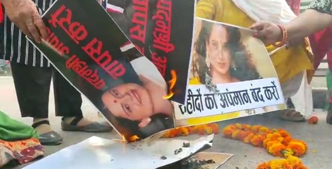 काशी में ‘लक्ष्मीबाई’ पर संग्राम: कंगना के पोस्टर को पहले चप्पलों से पीटा, फिर जमीन पर पटका और लगा दी आग