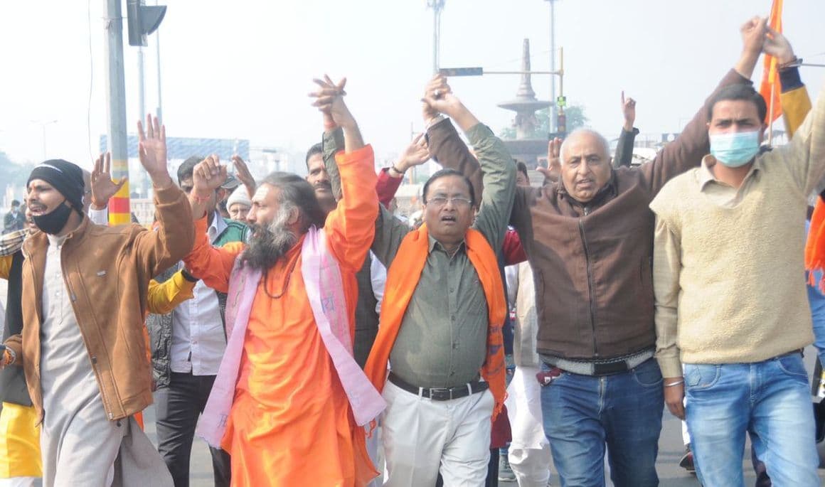 कालीचरण महाराज की रिहाई के लिए लखनऊ में प्रदर्शन, हिंदू महासभा की राष्ट्रव्यापी आंदोलन की चेतावनी