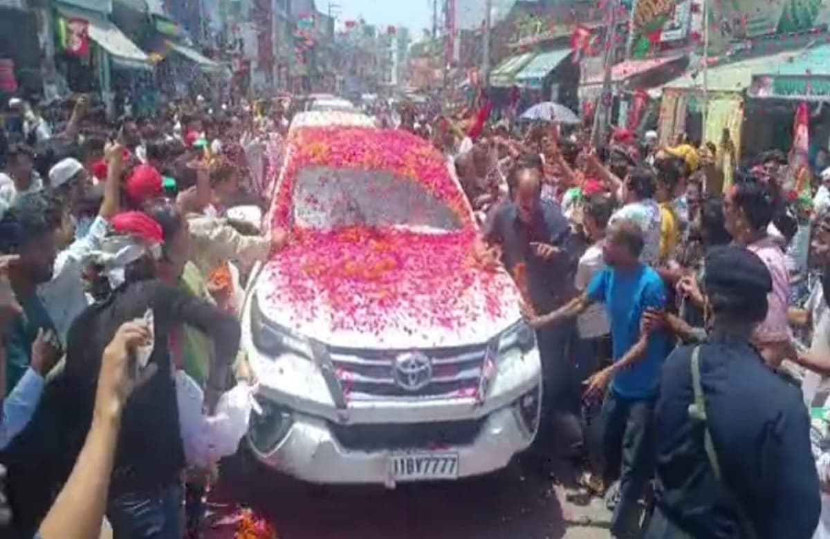 अलीगढ़: अखिलेश यादव के रैली में JCB लाना पड़ा महंगा, कार्यकर्ताओं पर मुकदमा दर्ज, जानें क्या है पूरा मामला