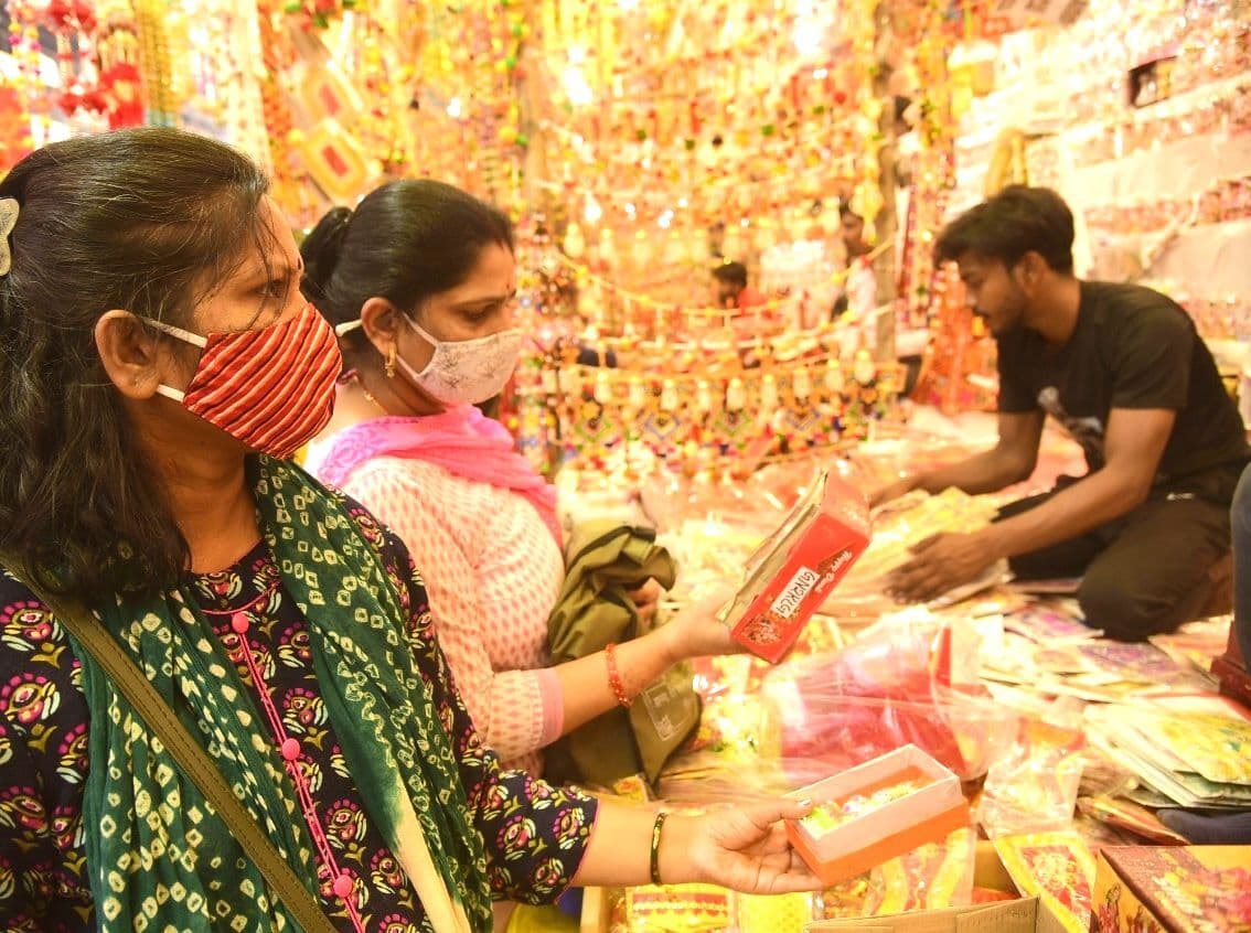 Diwali 2021: इस दिवाली धमाकों से नहीं ग्रीन पटाखों से मनाएं खुशियां, योगी सरकार ने क्यों किया ऐसा फैसला?