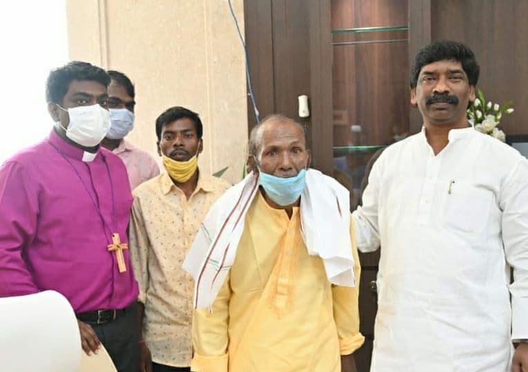 प्रभात खबर की पहल पर 30 साल बाद ‘कालापानी’ से गुमला लौटे फुचा महली, खत्म हुआ लुंदी देवी का इंतजार