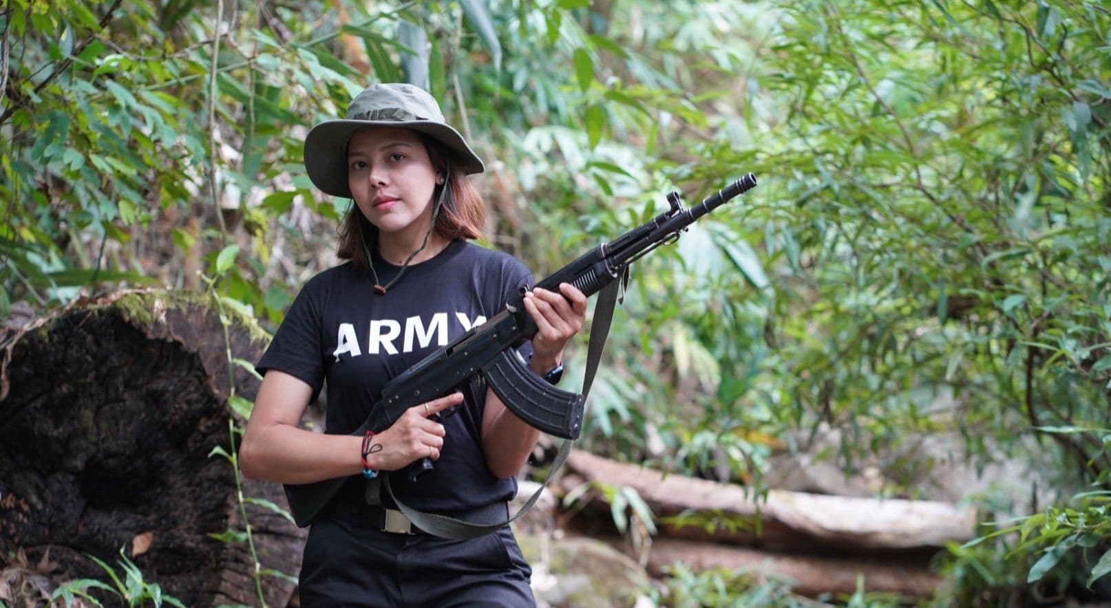 म्यांमार की ब्यूटी क्वीन तार तेत के हाथ में AK-47, सोशल मीडिया पर फोटोज वायरल, वजह है बेहद खास